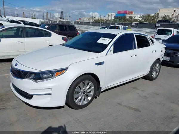 5XXGU4L39JG256525 2018 KIA OPTIMA - Image 2