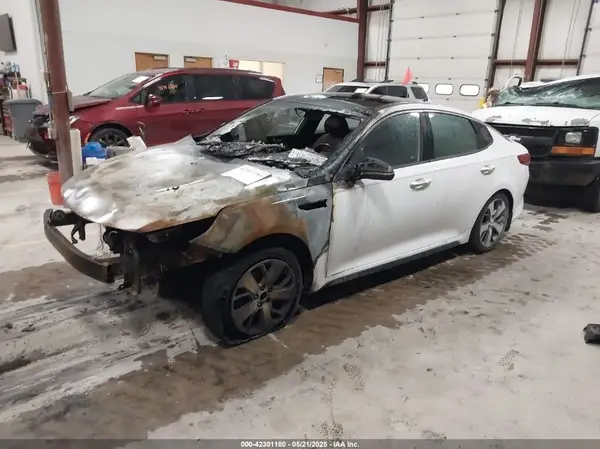 5XXGW4L24GG002425 2016 KIA OPTIMA - Image 2