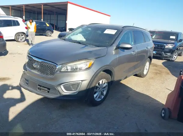 5XYPG4A30HG299005 2017 KIA SORENTO - Image 2