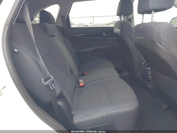 5XYPG4A30JG357586 2018 KIA SORENTO - Image 8