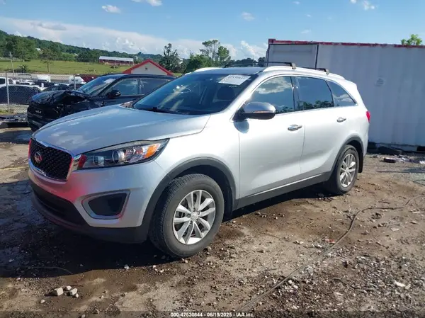 5XYPG4A30JG381371 2018 KIA SORENTO - Image 2