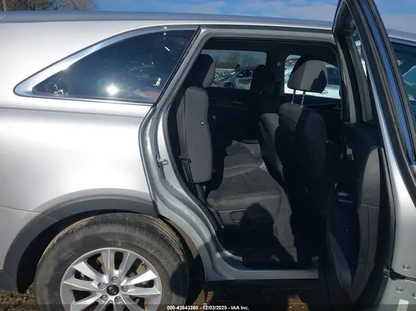 5XYPG4A30KG517340 2019 KIA SORENTO - Image 8