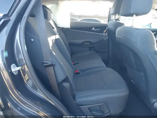5XYPG4A30KG557983 2019 KIA SORENTO - Image 8