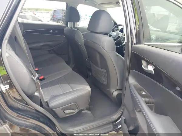 5XYPG4A30KG586996 2019 KIA SORENTO - Image 8