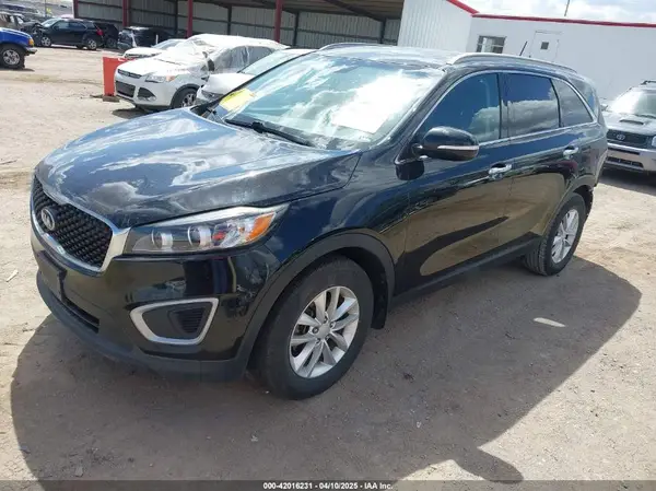 5XYPG4A31HG208677 2017 KIA SORENTO - Image 2
