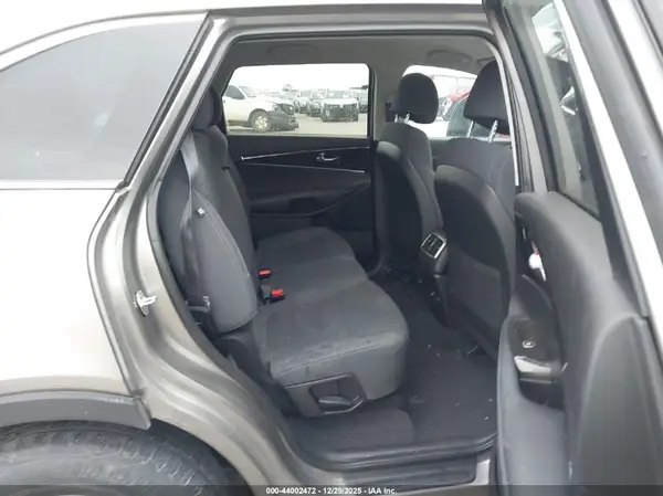 5XYPG4A31HG219727 2017 KIA SORENTO - Image 8