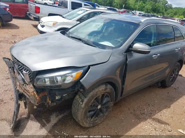 5XYPG4A31HG257958 2017 KIA SORENTO - Image 2