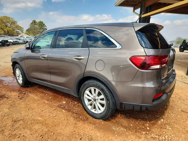 5XYPG4A31KG453860 2019 KIA SORENTO - Image 2