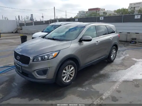5XYPG4A32GG035623 2016 KIA SORENTO - Image 2