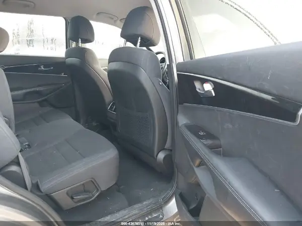 5XYPG4A32HG220935 2017 KIA SORENTO - Image 8