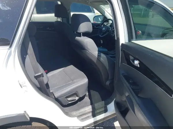 5XYPG4A32HG239176 2017 KIA SORENTO - Image 8