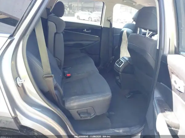 5XYPG4A32HG264742 2017 KIA SORENTO - Image 8