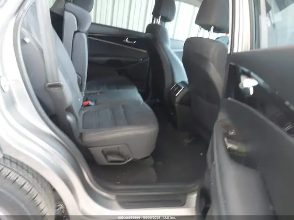 5XYPG4A32HG281850 2017 KIA SORENTO - Image 8