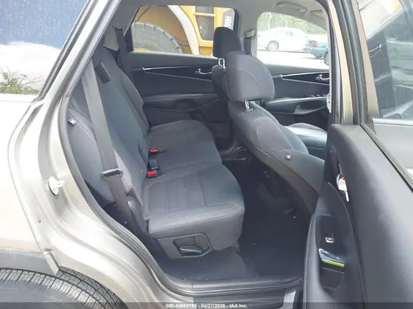 5XYPG4A32HG298163 2017 KIA SORENTO - Image 8