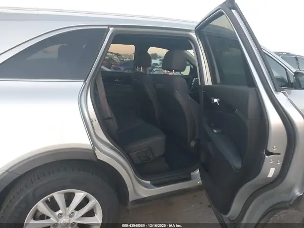 5XYPG4A32JG347125 2018 KIA SORENTO - Image 8