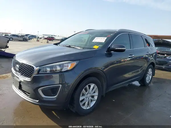 5XYPG4A32JG381968 2018 KIA SORENTO - Image 2