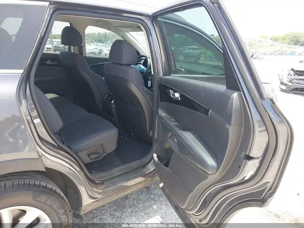 5XYPG4A32JG402303 2018 KIA SORENTO - Image 8