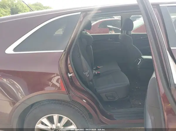 5XYPG4A32KG464978 2019 KIA SORENTO - Image 8