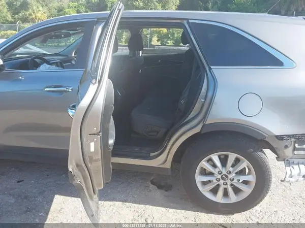 5XYPG4A32KG551103 2019 KIA SORENTO - Image 8