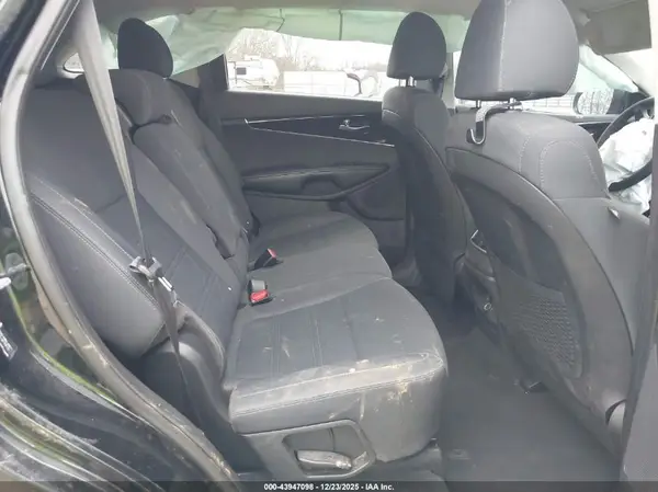 5XYPG4A32KG563008 2019 KIA SORENTO - Image 8
