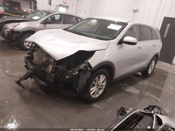 5XYPG4A32KG578463 2019 KIA SORENTO - Image 2