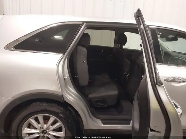 5XYPG4A32KG578463 2019 KIA SORENTO - Image 8