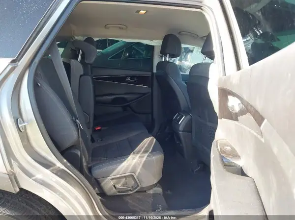 5XYPG4A33HG261882 2017 KIA SORENTO - Image 8