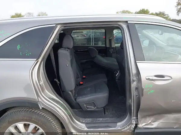 5XYPG4A33JG406067 2018 KIA SORENTO - Image 8