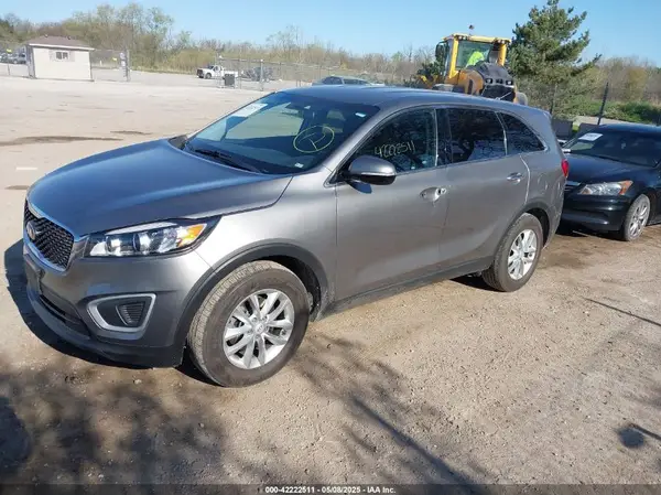 5XYPG4A33JG417375 2018 KIA SORENTO - Image 2