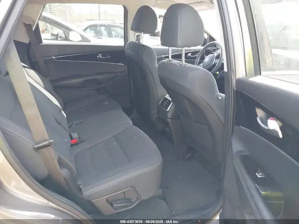 5XYPG4A33KG503951 2019 KIA SORENTO - Image 8