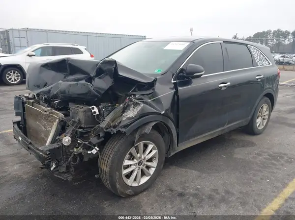5XYPG4A33KG561395 2019 KIA SORENTO - Image 2