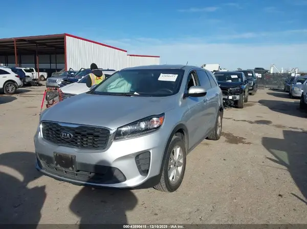5XYPG4A33KG587060 2019 KIA SORENTO - Image 2
