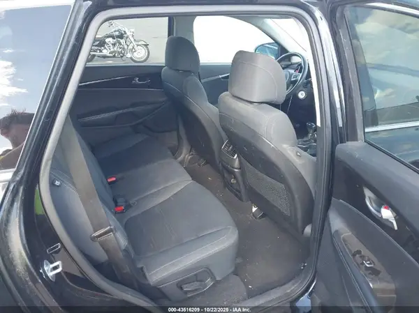 5XYPG4A34HG194421 2017 KIA SORENTO - Image 8