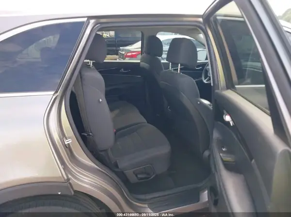 5XYPG4A34HG205921 2017 KIA SORENTO - Image 8