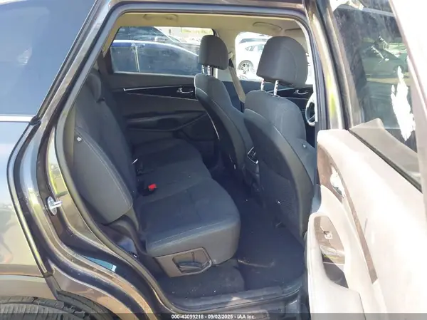 5XYPG4A34HG219821 2017 KIA SORENTO - Image 8