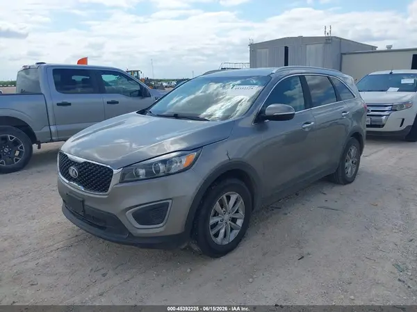 5XYPG4A34HG256075 2017 KIA SORENTO - Image 2