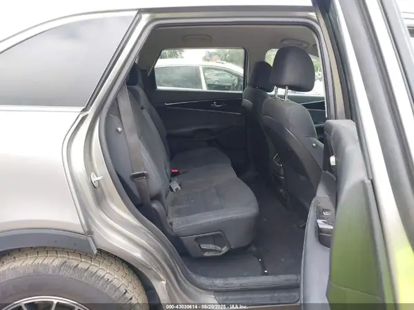 5XYPG4A34HG258702 2017 KIA SORENTO - Image 8