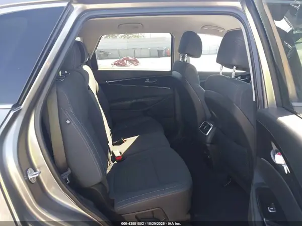 5XYPG4A34HG268985 2017 KIA SORENTO - Image 8