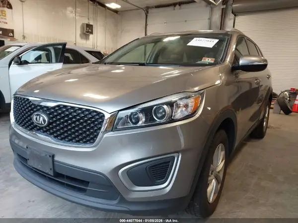 5XYPG4A34HG278660 2017 KIA SORENTO - Image 2