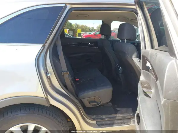 5XYPG4A34HG283423 2017 KIA SORENTO - Image 8