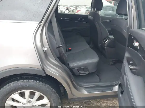 5XYPG4A34HG302570 2017 KIA SORENTO - Image 8