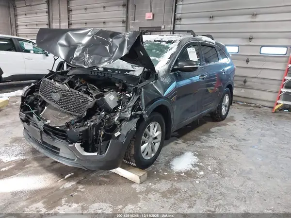 5XYPG4A34JG338524 2018 KIA SORENTO - Image 2