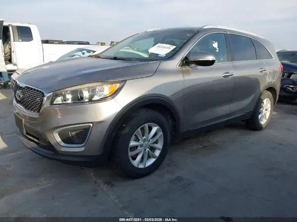 5XYPG4A34JG387951 2018 KIA SORENTO - Image 2