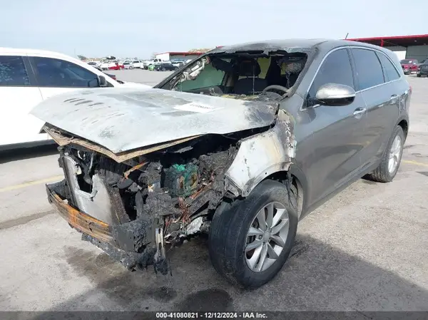5XYPG4A34JG411049 2018 KIA SORENTO - Image 2
