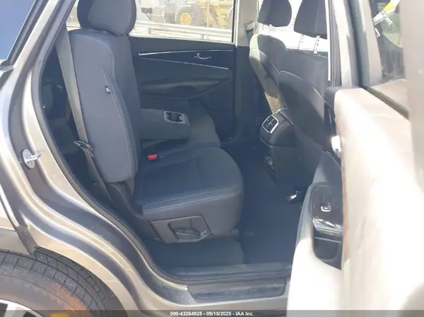5XYPG4A34JG422780 2018 KIA SORENTO - Image 8