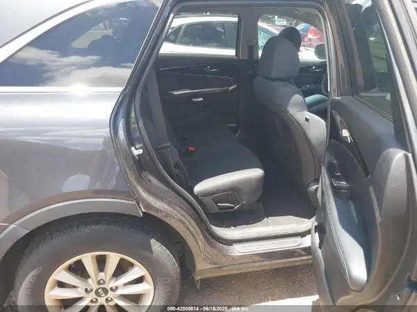 5XYPG4A34KG445140 2019 KIA SORENTO - Image 8