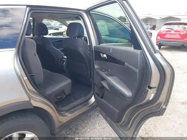 5XYPG4A35GG015558 2016 KIA SORENTO - Image 8