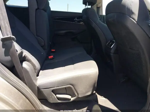 5XYPG4A35HG257235 2017 KIA SORENTO - Image 8