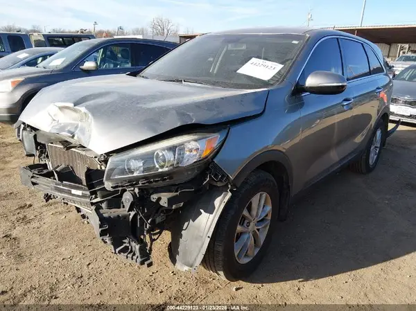 5XYPG4A35JG339049 2018 KIA SORENTO - Image 2