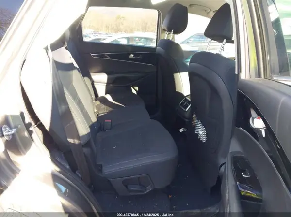 5XYPG4A35KG440027 2019 KIA SORENTO - Image 8